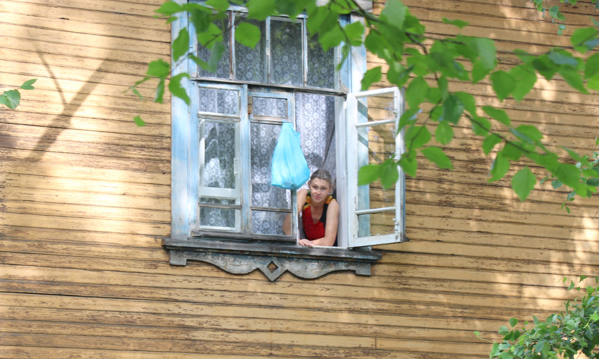 С Любовью Владимировной журналисту ИА «Регион 29» пришлось разговаривать через окно. В дом не попасть.