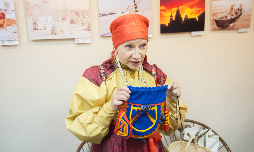 Надежда Дуркина показывает ненецкие сувениры.