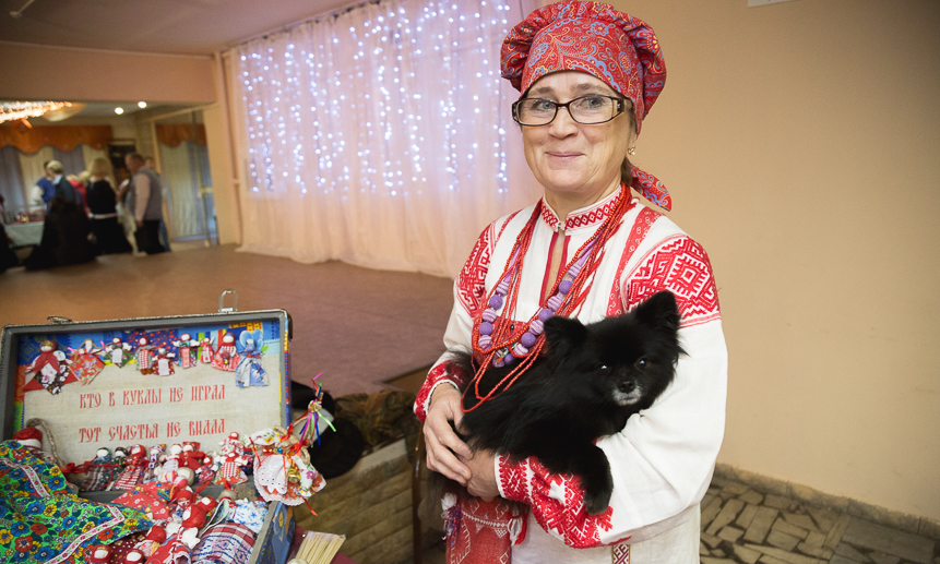 Мастер Надежда Соболева приехала в Архангельск из Великого Устюга вместе с собачкой Габи.